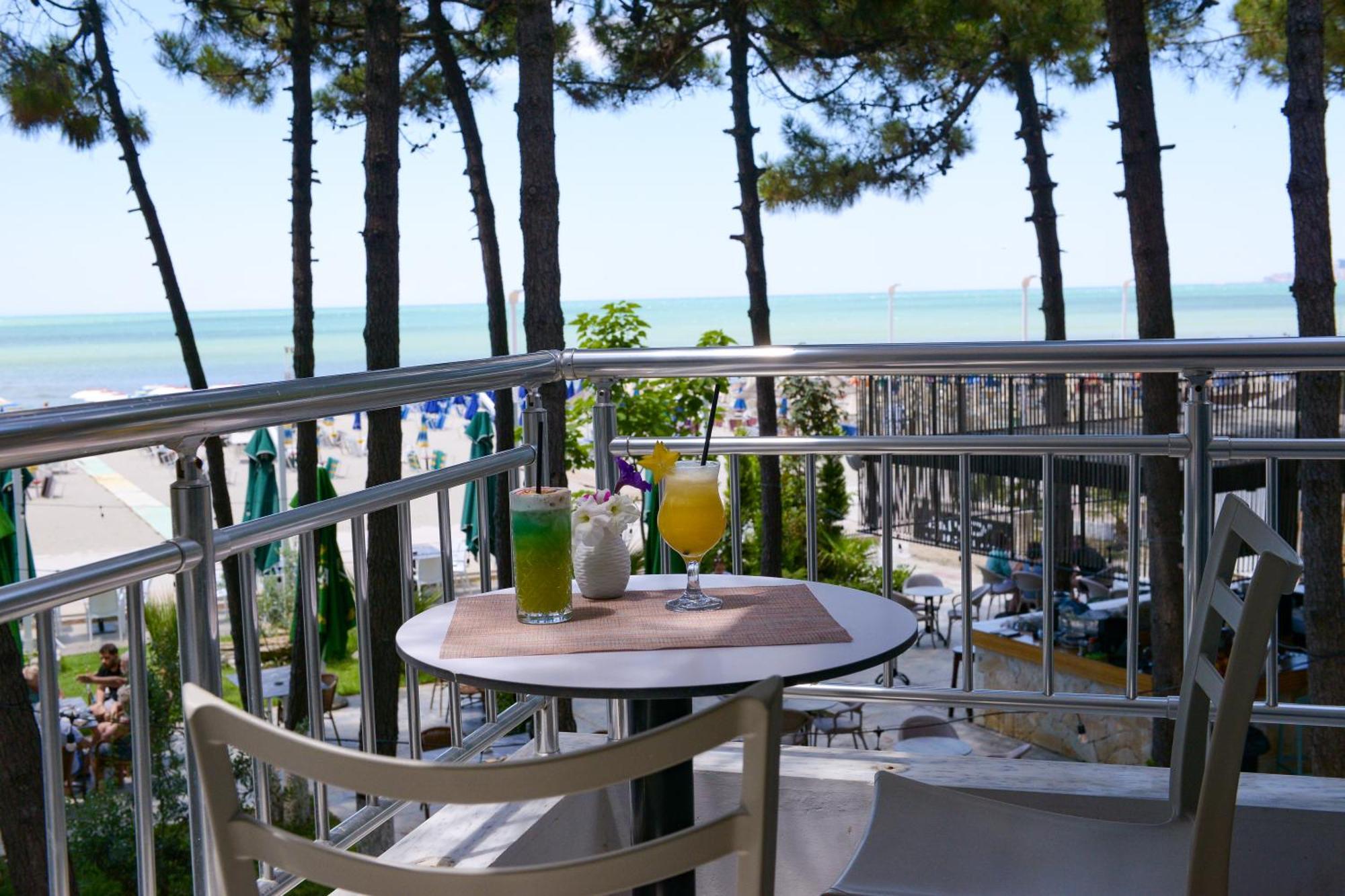 Hotel Andi Дуррес Экстерьер фото