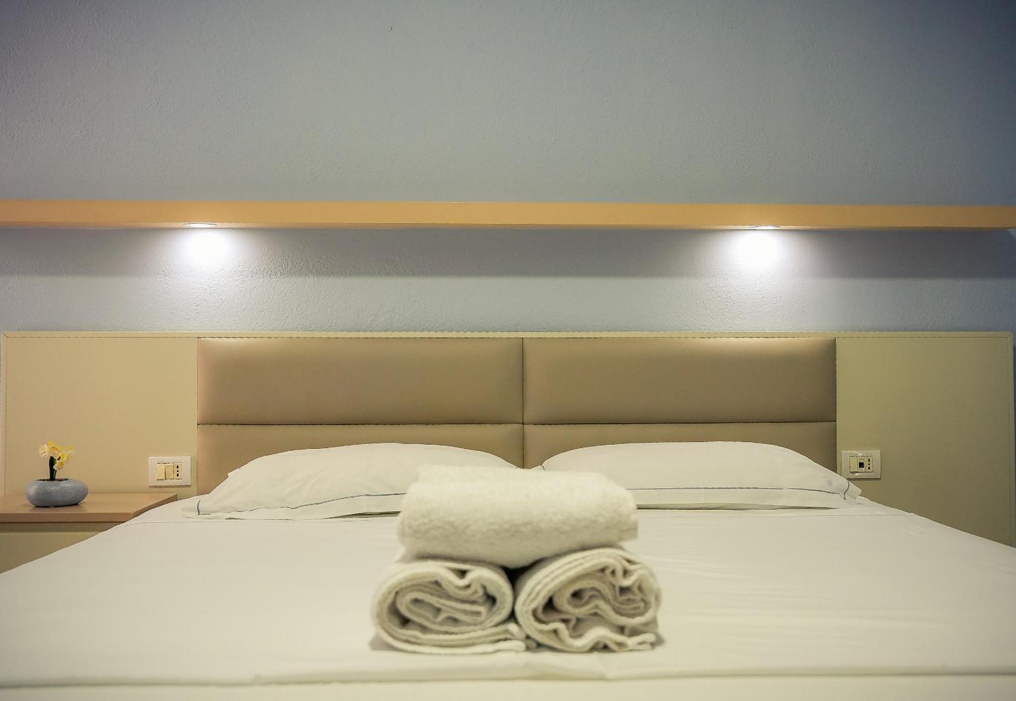 Hotel Andi Дуррес Экстерьер фото
